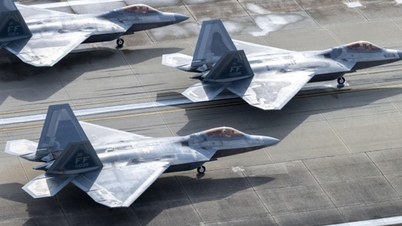 Οι ΗΠΑ αναπτύσσουν τη μεγαλύτερη μοίρα F-22 στην Αρκτική για να αντιμετωπίσουν τη Ρωσία.