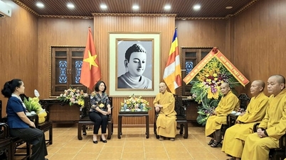 Asosiasi Wanita Hanoi berkunjung dan menyampaikan ucapan selamat atas perayaan Hari Lahir Buddha, Kalender Buddha 2570.