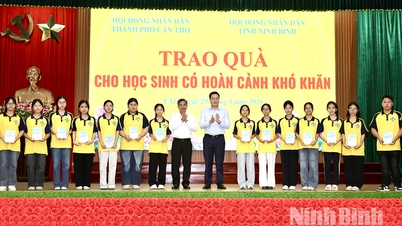 Der Volksrat der Stadt Can Tho und der Volksrat der Provinz Ninh Binh überreichten benachteiligten Schülern in der Gemeinde Yen Yen Geschenke.