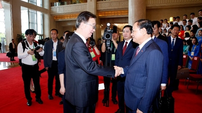 Encontro com jovens de 5 províncias do Vietnã e da China que participam da "Jornada Vermelha".