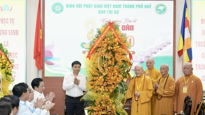 ឧបនាយករដ្ឋមន្ត្រី ង្វៀន វ៉ាន់ថាំង បានអញ្ជើញទៅសួរសុខទុក្ខ និងជូនពរក្នុងឱកាសនៃពិធីបុណ្យចម្រើនព្រះជន្មព្រះពុទ្ធ (ពុទ្ធសករាជ ២៥៧០) នៅទីក្រុងហ្វេ។