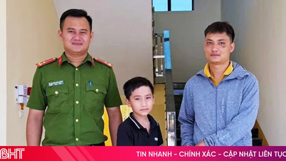 និស្សិតប្រុសម្នាក់នៅខេត្តហាទិញបានរកឃើញប្រាក់ជាង ១២ លានដុង ហើយឥឡូវនេះកំពុងព្យាយាមប្រគល់វាទៅឱ្យម្ចាស់វិញ។