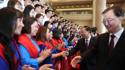 Líderes de cinco províncias se reuniram com jovens participantes da "Jornada Vermelha para Pesquisa e Estudo - A Luz dos Ideais" em Yunnan (China).