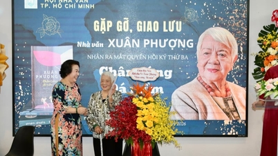 ນັກຂຽນ ຊວນ ເຟືອງ ໄດ້ເຜີຍແຜ່ບົດບັນທຶກຄວາມຊົງຈຳຂອງນາງທີ່ມີຊື່ວ່າ "ຂາແຂງແຮງ, ກ້ອນຫີນທີ່ແຂງແກ່ນ" ໃນອາຍຸ 97 ປີ.