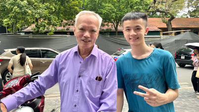 Un nonno ottantenne ha accompagnato il nipote a iscriversi all'esame di ammissione al decimo anno di scuola, incoraggiandolo con una ciotola di pho bollente.
