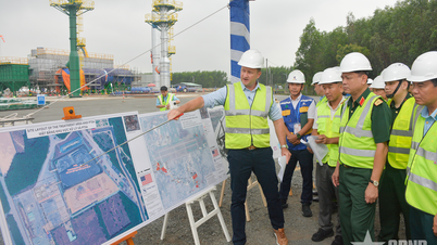 Il generale Nguyen Truong Thang ispeziona lo stato di avanzamento del progetto di bonifica dalla contaminazione da diossina presso l'aeroporto di Bien Hoa.