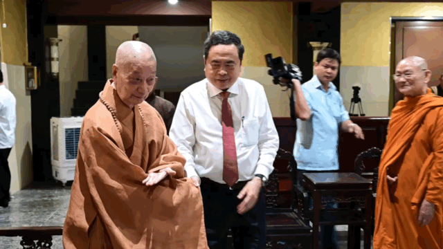 Tran Thanh Man, a Nemzetgyűlés elnöke meglátogatja a Tiszteletreméltó Thich Tri Quangot.