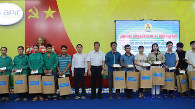 Vice President of the Vietnam General Confederation of Labor, Huynh Thanh Xuan, visits and presents gifts to union members and workers.
