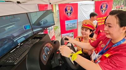 Hanoi-politiet organiserer et uforglemmelig opplevelsesarrangement i gågaten Ho Guom.