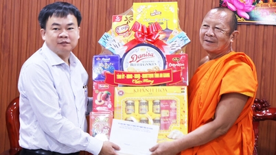 Az An Giang tartományi küldöttség gratulált Buddha születésnapi ünnepségéhez a Ca Nhung Pagodában és a Thuy Lieu Pagodában.