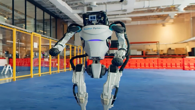 World Cup 2026: Humanoid robots demonstrate professional football skills.