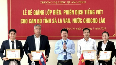 Cerimonia di chiusura del corso di formazione in traduzione e interpretariato vietnamita per funzionari della provincia di Salavan (Laos).
