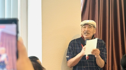 Muzyk Tran Tien, z burczącym brzuchem i trzęsącymi się nogami, przyszedł zaśpiewać „Never Mind” jako prezent dla pisarza Xuan Phuonga.