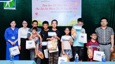 Donazioni ai bambini non vedenti in occasione della Giornata internazionale dei bambini, il 1° giugno.