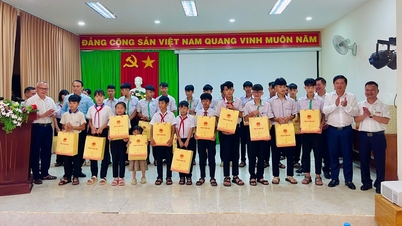 Il segretario provinciale del Partito, Luong Nguyen Minh Triet, ha visitato il Centro provinciale per la protezione sociale e l'infanzia, portando loro dei doni.