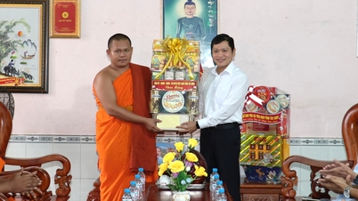 ການນຳຄະນະກຳມະການແນວໂຮມປະເທດຊາດຫວຽດນາມປະຈຳແຂວງສົ່ງຄຳອວຍພອນເນື່ອງໃນໂອກາດສະເຫຼີມສະຫຼອງວັນປະສູດຂອງພະພຸດທະເຈົ້າທີ່ວັດກາໂອດ.