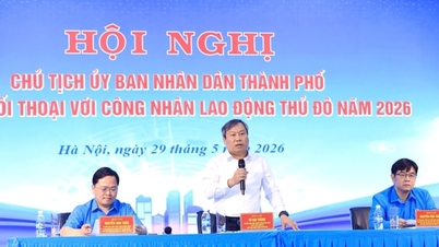 Il presidente del Comitato popolare di Hanoi, Vu Dai Thang, incontra e dialoga con i lavoratori della capitale.