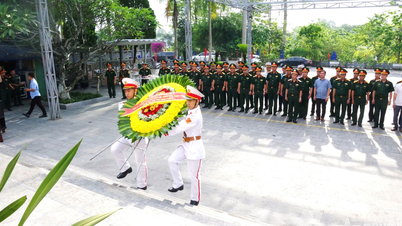 En delegation av officerare, föreläsare och studenter från Nationella försvarsakademin offrade rökelse för att hedra de heroiska martyrerna i Tuyen Quang-provinsen.