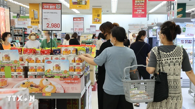 The South Korean economy is weakening as both production and consumption decline.