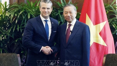 Il Segretario Generale e Presidente To Lam riceve il Segretario alla Guerra degli Stati Uniti.