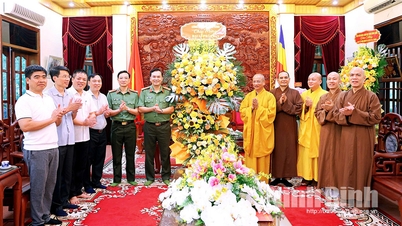 La police provinciale félicite l'Association bouddhiste vietnamienne de la province de Ninh Binh à l'occasion de la célébration de l'anniversaire du Bouddha en 2026.