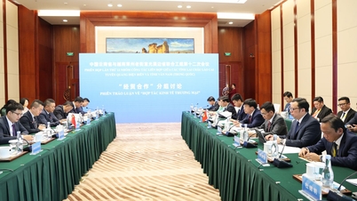Sessão de discussão em grupo entre delegados das províncias de Lai Chau, Lao Cai, Tuyen Quang e Dien Bien (Vietnã) e delegados da província de Yunnan (China).