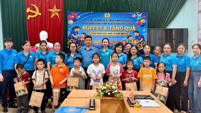 Le groupe n° 3 du Syndicat provincial du travail a coordonné l'organisation du programme de la Journée des enfants le 1er juin - Cao Bang Online Newspaper.