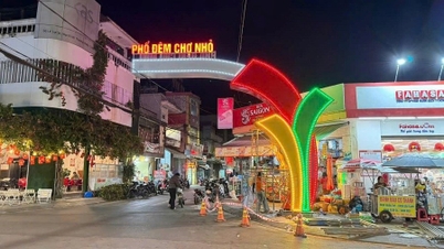 Gia Lai : La petite rue commerçante nocturne du quartier de Pleiku peine à trouver son attrait.
