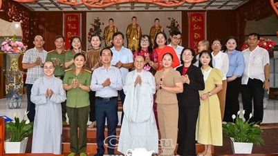 Para pemimpin provinsi mengunjungi dan menyampaikan ucapan selamat pada kesempatan Hari Ulang Tahun Buddha di berbagai tempat ibadah Buddha di seluruh provinsi.