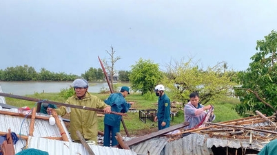 Badai dan angin kencang menyebabkan banyak rumah di U Minh roboh atau atapnya rusak parah.