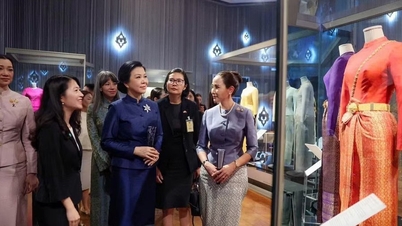Puan Ngo Phuong Ly melawat sebuah muzium di Bangkok.