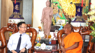 I leader di Ho Chi Minh City hanno fatto visita al Venerabile Danh Lung per congratularsi con lui in occasione della celebrazione del compleanno del Buddha.