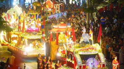 Buddhista ereklyéket vonultatnak fel Hanoi központjában.