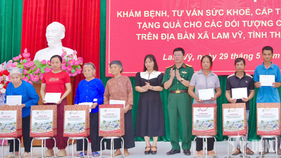 L'ospedale militare 105 fornisce visite mediche ai beneficiari delle politiche sociali nel comune di Lam Vy, nella provincia di Thai Nguyen.