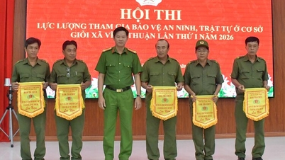 Cinque squadre hanno partecipato alla competizione per premiare le migliori forze di sicurezza e di ordine pubblico a livello locale nel comune di Vinh Thuan.
