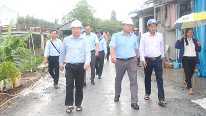 Il vicepresidente del Comitato popolare provinciale di An Giang, Le Trung Ho, ispeziona l'erogazione dei fondi per gli investimenti pubblici.