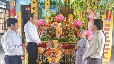 Anlässlich der Feierlichkeiten zum Geburtstag Buddhas besuchen die führenden Persönlichkeiten der Gemeinde Hoa Tri religiöse Einrichtungen und überreichen ihnen Geschenke.