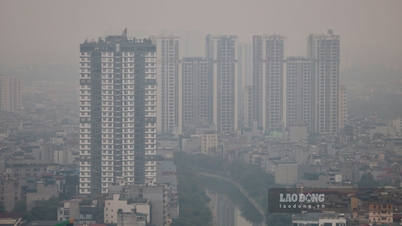 Il cielo sopra Hanoi era fosco, con visibilità limitata durante l'ora di punta pomeridiana del 29 maggio.