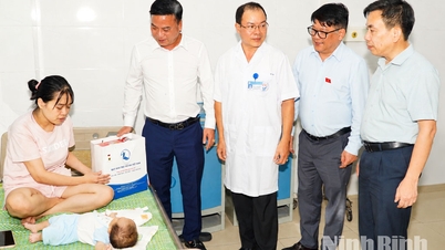 Le camarade Pham Trong Cuong, assistant du vice-président de l'Assemblée nationale, offre des cadeaux à des enfants défavorisés de Ninh Binh.