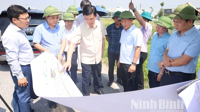 Une délégation du ministère de la Construction a inspecté le tracé du projet de rocade 5, la section traversant la province de Ninh Binh.