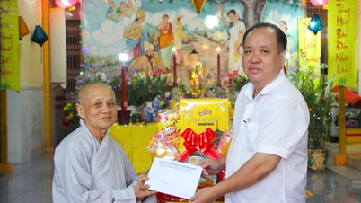 Il vicepresidente permanente del Comitato popolare della provincia di An Giang, Nguyen Thanh Phong, ha esteso le sue congratulazioni per la celebrazione del compleanno del Buddha nel quartiere di Long Xuyen e nel comune di Cu Lao Gieng.