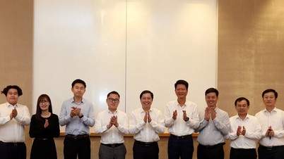 Il segretario provinciale del partito, Duong Quoc Huy, ha incontrato e discusso con i rappresentanti del gruppo Sunwah.