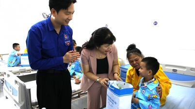 Le chef adjoint de la délégation provinciale à l'Assemblée nationale rend visite aux enfants et leur offre des cadeaux.