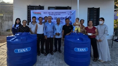 Het doneren van watertanks ter ondersteuning van mensen in achtergestelde gebieden.