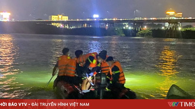 Rescate oportuno de un joven que se arrojó de un puente por la noche.
