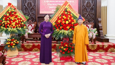 Vice President and Secretary General Ha Thi Nga extends congratulations on the Buddha's Birthday celebration at the Vietnam Buddhist Academy.