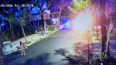 Immagine ravvicinata dell'incidente in cui sabbia e terra sono state utilizzate per spegnere un incendio e salvare un'auto avvolta dalle fiamme.