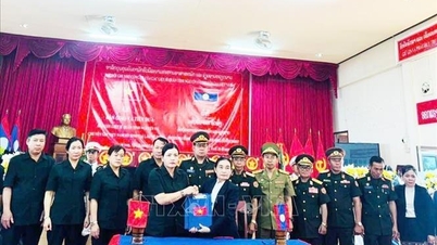 Übergabe und Rückführung der sterblichen Überreste vietnamesischer Freiwilligensoldaten und Experten, die in Südlos ums Leben gekommen sind, nach Vietnam.