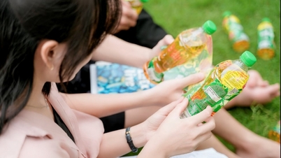 Hasil dari setiap label botol "robek dan menangkan" tidak diketahui sebelumnya.