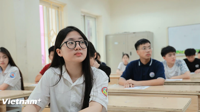 This morning, nearly 123,500 students in Hanoi began taking their entrance exams for 10th grade.